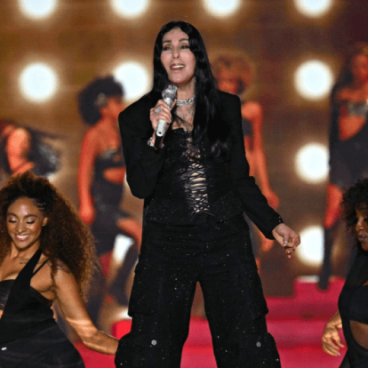 Η θρυλική Cher ερμηνεύει ξανά το iconic “Believe”