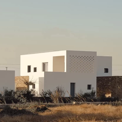 Μία σύγχρονη κυκλαδίτικη κατοικία στην Αντίπαρο εμπνευσμένη από τη ρετρό αισθητική