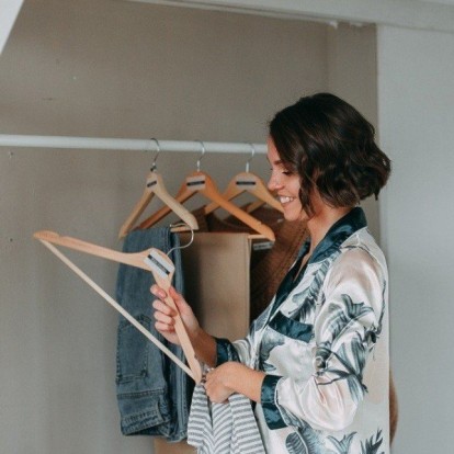 Οργάνωση ντουλάπας τη μεταβατική περίοδο: Πρακτικά hacks που θα εξασφαλίσουν το τέλειο αποτέλεσμα