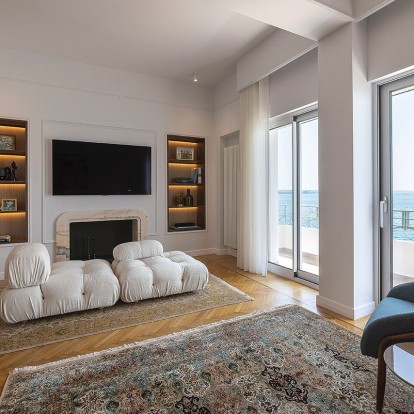 Ένα υπέροχο διαμέρισμα στην Παλιά Παραλία της Θεσσαλονίκης ορίζει νέους κανόνες γύρω από την υψηλή αισθητική