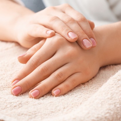 Πώς να ενδυναμώσετε τα νύχια σας όταν σπάνε συνεχώς