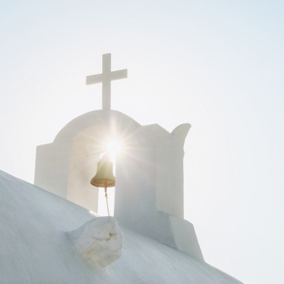 Πάσχα στην Ελλάδα: 6 νησιά που μαγνητίζουν τα βλέμματα με τα κατανυκτικά τους έθιμα