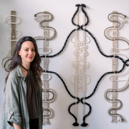 Η πολυεπίπεδη εικαστικός Κατερίνα Νάκου αποδεικνύει πως η υφαντουργία είναι η σύγχρονη μορφή δημιουργικότητας