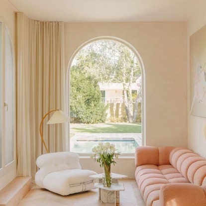 Ένα μινιμαλιστικό οικογενειακό σπίτι στο Βερολίνο «λουσμένο» από το φως 