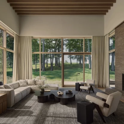 Αυτό το μοντέρνο σπίτι στο Michigan ξεπροβάλει αρμονικά μέσα από ένα μαγευτικό δάσος 