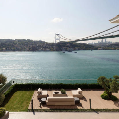 Μια κατοικία στην Κωνσταντινούπολη με θέα στον Βόσπορο μετουσιώνει την έννοια του minimal design