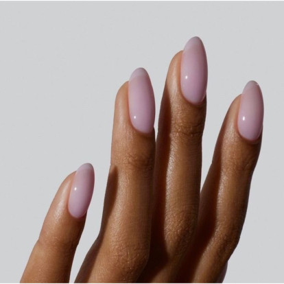 7 αποχρώσεις νυχιών που φαίνονται ιδιαίτερα elegant σε γυναίκες άνω των 60 