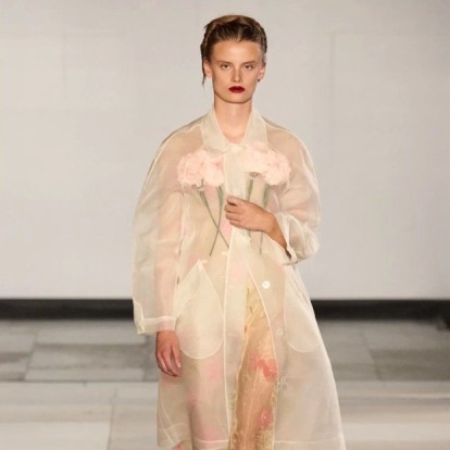 Τα floral μοτίβα της SS25 season αναβιώνουν με απόλυτη κομψότητα την παλιά αίγλη της μόδας 