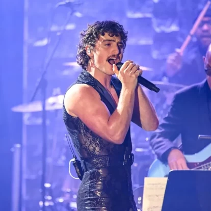 Ο Benson Boone ερμήνευσε το θρυλικό 'Bohemian Rhapsody' του Freddie Mercury στo Coachella 