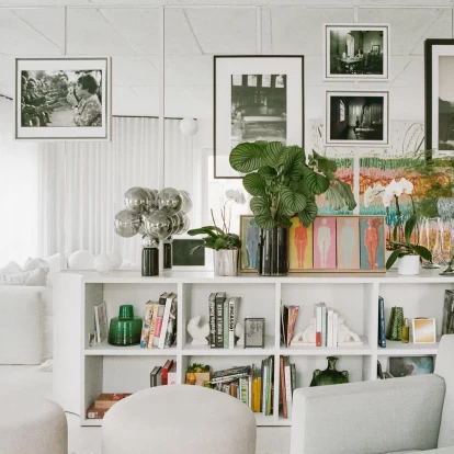 Μπορεί μια κατάλευκη κατοικία να έχει ενδιαφέρον το 2025; Κι όμως, αυτό το διαμέρισμα στο Παρίσι κάνει τη διαφορά