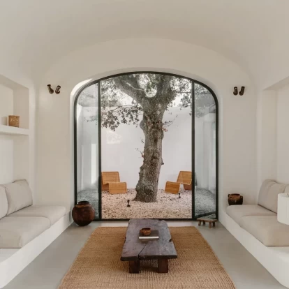 Στην Puglia, μία κατοικία και μια αιωνόβια βελανιδιά συνυπάρχουν σαν να έχουν δημιοθργηθεί η μία για την άλλη