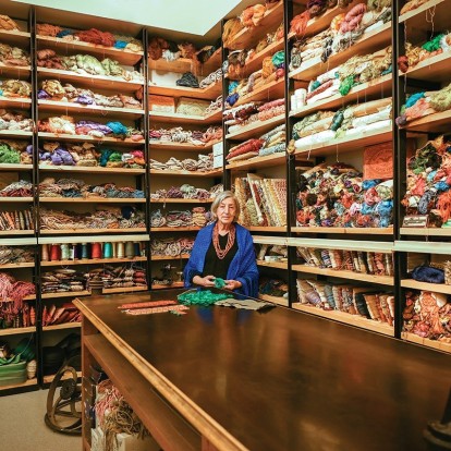 Η εθνολόγος Βιργινία Ματσέλη κάνει μια αναδρομή στην προσωπική της πορεία και μιλά στο GLOW για την αναβίωση της Νηματουργίας Μέντης-Αντωνόπουλος 