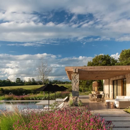 Αυτή η εξοχική κατοικία στην Ουρουγουάη επαναπροσδιορίζει τον τρόπο ζωής σε αρμονία με τη φύση