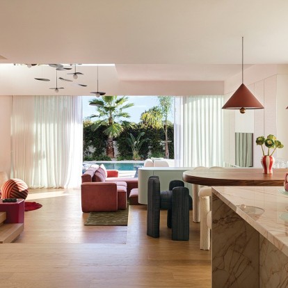  Μια κατοικία στο Ελληνικό, γεμάτη χρώματα και παιχνιδιάρικα στοιχεία, ακολουθεί το ρεύμα της αναγέννησης της περιοχής