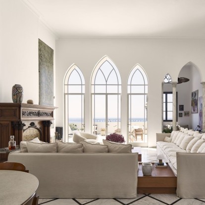 Ένα επιβλητικό σπίτι του 19ου αιώνα μεταμορφώνεται σε έναν χώρο γεμάτο χαρακτήρα και διακριτική κομψότητα