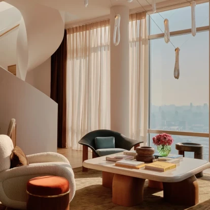 Ένα Νεοϋορκέζικο ρετιρέ που αγκαλιάζει το αίσθημα της γαλήνης στην καρδιά της πόλης