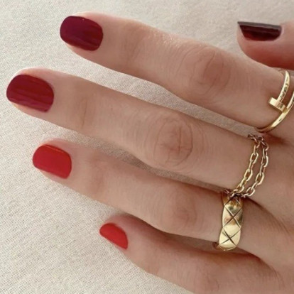 Signature Red: Ανακαλύψτε την ιδανική κόκκινη απόχρωση που ταιριάζει στα νύχια σας 