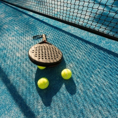 Padel: Ποιο είναι το άθλημα έχει εξελιχθεί στο super hot χόμπι των millennials;