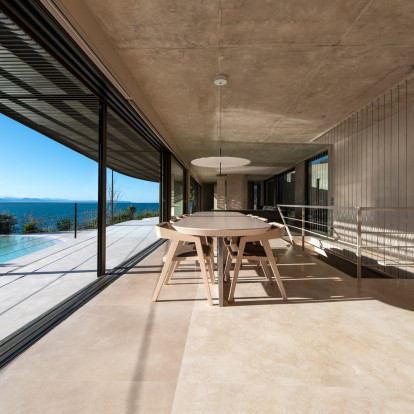 Μια ιδιαίτερη κατοικία στην Εύβοια πειραματίζεται με τους όγκους και τα σχήματα