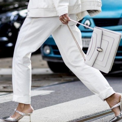 Λευκό τζιν την άνοιξη; Τα πιο stylish μυστικά για να το αναδείξετε