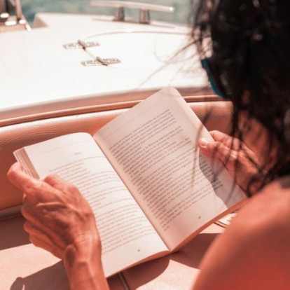 Τα νέα βιβλία που θα σας κάνουν να μετράτε αντίστροφα για τις πρώτες σας εξορμήσεις στην παραλία