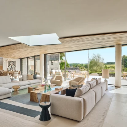 Μια  κατοικία στην αγγλική εξοχή με αρχοντικό χαρακτήρα και έντονο το στοιχείο της τέχνης 