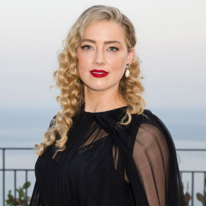 Η Amber Heard έφερε στον κόσμο δίδυμα στέλνοντας ένα ηχηρό μήνυμα για τη μητρότητα