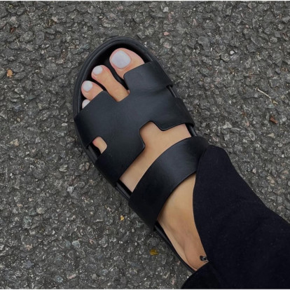 Αυτή είναι η πιο δημοφιλής & εκλεπτυσμένη απόχρωση πεντικιούρ για αυτή τη σεζόν 