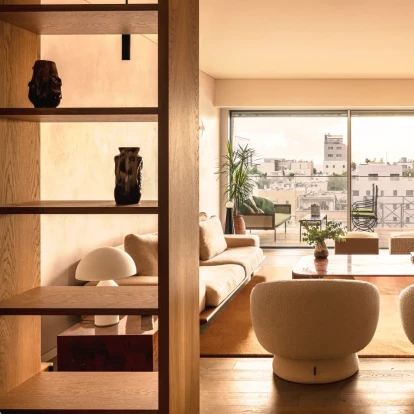 Ένα διαμέρισμα με επιρροές από την Ανατολική Μεσόγειο, την Προβηγκία και τον παριζιάνικο κλασικισμό 