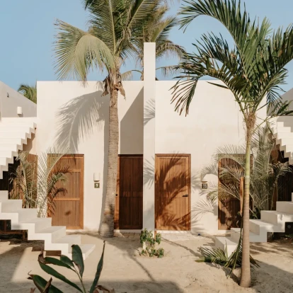 Ένα ξενοδοχείο στο Μεξικό που βρίσκεται πάνω στην άμμο και αγκαλιάζει τη φύση μοναδικά 