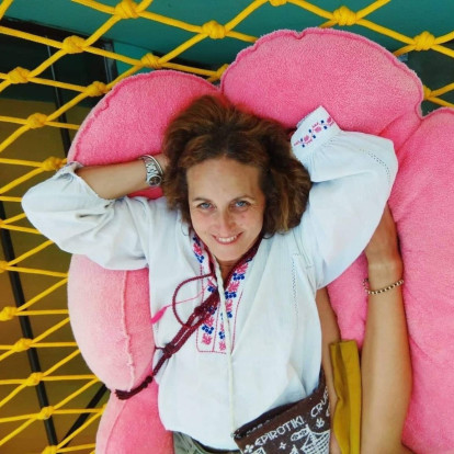 Η γκαλερίστα Ρεβέκκα Καμχή αποδεικνύει στο GLOW.GR πως είναι μια μητέρα που «σπάει» τα στερεότυπα