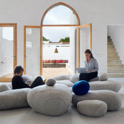 Ένα παλιό εγκαταλελειμμένο σχολείο μετατράπηκε σε έναν ατμοσφαιρικό και γαλήνιο χώρο συνεργασίας 