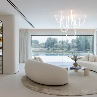 Αυτή η υψηλής αισθητικής κατοικία στο Ντουμπάι είναι μια αρχιτεκτονική συμφωνία καμπυλών