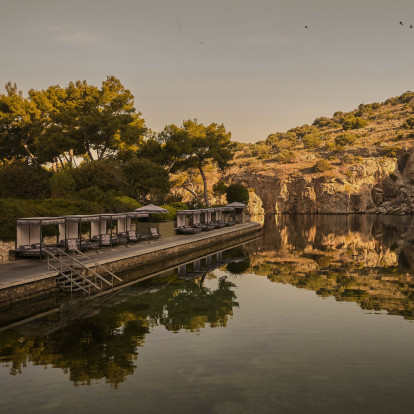 Η ﻿Zeus+Δione «έντυσε» τη Λίμνη Βουλιαγμένης εξυμνώντας τον πολιτισμό και το ελληνικό καλοκαίρι