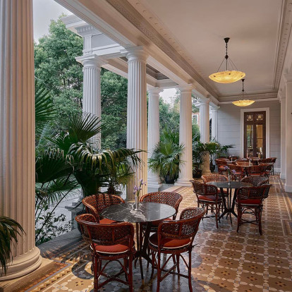 Ο οίκος Prada άνοιξε το πρώτο του αυτόνομο fine dining εστιατόριο στην Ασία σε συνεργασία με τον εμβληματικό σκηνοθέτη Wong Kar Wai