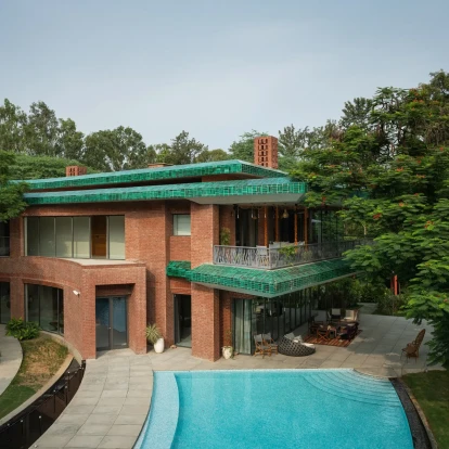 Ένα σπίτι στην καρδιά του Δελχί είναι ύμνος στην ινδική γη, τη μνήμη και το φως