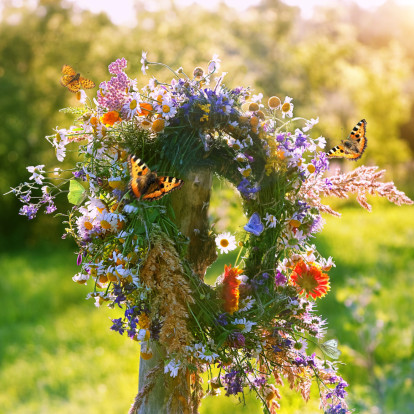 5 ξεχωριστές ιδέες για να δημιουργήσετε το πιο εντυπωσιακό μαγιάτικο στεφάνι