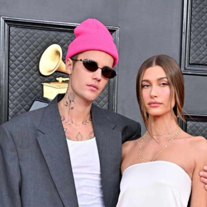 The Biebers: Τι κρύβεται πραγματικά πίσω από τη νέα solo εμφάνιση της Hailey;