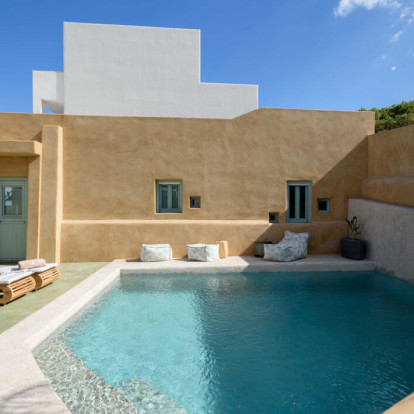 Ένας στάβλος του 19ου αιώνα στη Σαντορίνη μετατράπηκε σε μια φιλόξενη καλοκαιρινή κατοικία 