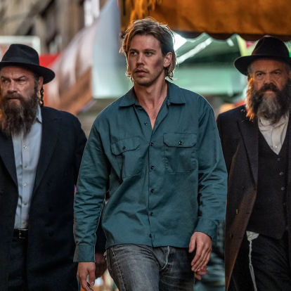 Οι πρώτες εικόνες από τον πυρετώδη ρόλο του Austin Butler στη ταινία 'Caught Stealing' - Ποιοι άλλοι συμπληρώνουν το αναπάντεχο cast;