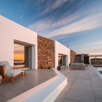 Mια υπόσκαφη κατοικία στην Αντίπαρο εναρμονίζεται με το τοπίο και καταργεί τα όρια εσωτερικού - εξωτερικού 