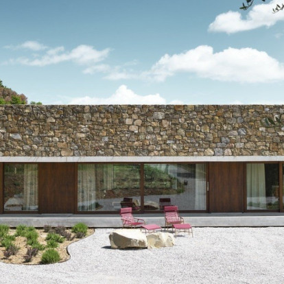 Μια πέτρινη κατοικία στην ιταλική εξοχή γίνεται η επιτομή του σύγχρονου design