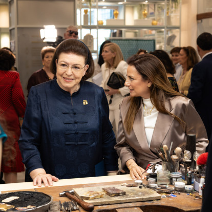 Η Υπουργός Πολιτισμού, Λίνα Μενδώνη, εγκαινίασε την Biennale 2025 στο Μουσείο Κοσμήματος Ηλία Λαλαούνη