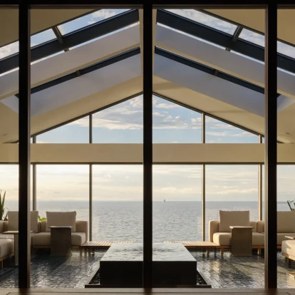 ﻿Ένα μοναδικό καταφύγιο στο Καναδά που μοιάζει να αιωρείται πάνω στο νερό