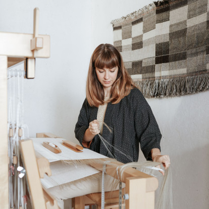 H Maria Sigma μάς μιλάει για την καλλιτεχνική της έκφραση μέσω της υφαντικής, έχοντας την παράδοση στο προσκήνιο