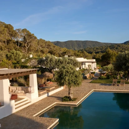 Μία εξοχική κατοικία γεμάτη φως, τέχνη και αξεπέραστη θέα στη Μεσόγειο 