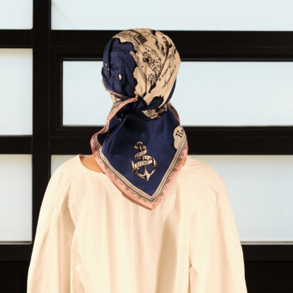 Η Zeus+Δione μας έδειξε την τέχνη του κεφαλοδεσίματος λίγο μετά την κυκλοφορία ενός συλλεκτικού μεταξωτού μαντηλιού