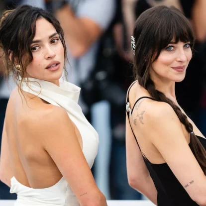 Dakota Johnson και Adria Arjona αποκαλύπτουν τη δική τους Γαλλία