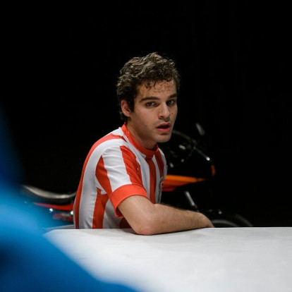 Γιάννης Τσουμαράκης: Ποιος είναι ο νεαρός ηθοποιός που τιμήθηκε με το βραβείο «Δημήτρης Χορν»;