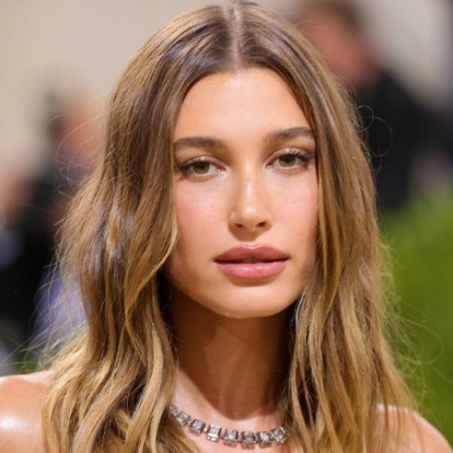 Το ελληνικό νησί που επέλεξε η Hailey Bieber για τη νέα καμπάνια της Rhode